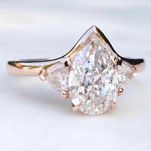 IGI Pear Cut Lab Creado Diamante CVD Anillo de compromiso Tres piedras Lab Grown Diamond Ring 1,65 CTW Pear Lab Diamond Bezel Set Ring - Product Image 2