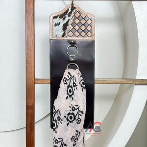 Soporte para Bufandas de Cuero Vacuno con Diseño a Cuadros, Hecho a Mano, con Anillos Metálicos, Decoración Rústica de Pared Estilo Western para Bufandas y Accesorios - Product Image 1