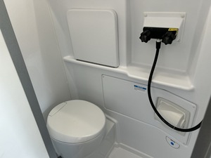 Autocaravana Sprinter |   4x4 Todoterreno |   RV Todoterreno 4x4 con Volante a la Derecha |   Moderno Solar de Aluminio para 4 Personas - Product Image 6