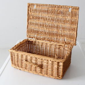 Boîte à mouchoirs rectangulaire en rotin tissé à la main pour la décoration intérieure bohème et rustique - Product Image 1