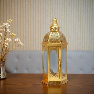 Farol Marroquí de Metal Dorado de Lujo con Paneles Esmerilados, Brillo Cálido Ambiental, Decoración Elegante para Ramadán, Regalo Festivo Ideal - Product Image 1