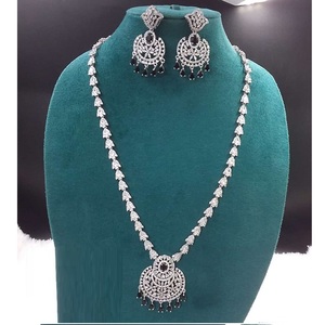 Juego de joyas de diamantes americanos ligeros pero lujosos de mayor venta para realeza diaria disponible para suministro al por mayor - Product Image 1