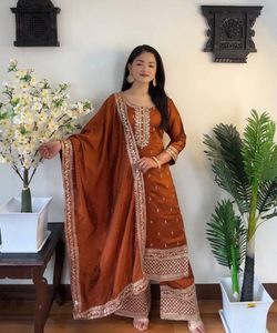 À la mode Sana soie tenue de bureau haut pantalon Dupatta ensemble avec motif à carreaux élégant prix de gros vêtement ethnique - Product Image 5