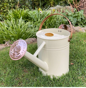 Grand arrosoir traditionnel en acier galvanisé | Abreuvoir de jardin en métal robuste avec poignée latérale et large ouverture pour plantes - Product Image 6