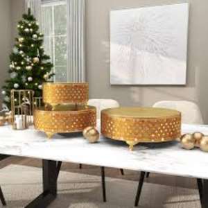 Elegante Soporte para Pastel de Metal Dorado con Grabados Florales y un Diseño Atemporal para Presentaciones de Pasteles de Primera Calidad - Product Image 1
