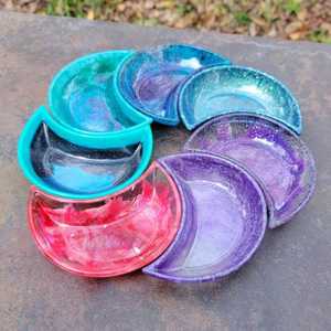 Bandeja artística de resina hecha a mano con un diseño moderno y vibrante, ideal para fiestas elegantes, celebraciones o decoración del hogar. - Product Image 6