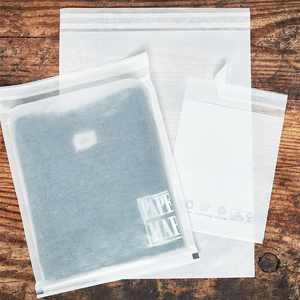 Sacs en papier vélin personnalisés recyclés, auto-adhésifs, scellés, finition mate givrée pour l'emballage de vêtements et le shopping - Product Image 1