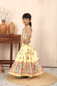 ชุดเลเฮนกาโชลีสำหรับเด็กผู้หญิงสไตล์ชาติพันธุ์ ลายพิมพ์ดิจิทัลลายป่าสีเหลือง ยาวกรอมพื้น สำหรับงานปาร์ตี้ งานฉลองเทศกาลดีวาลีและอีด - Product Image 5