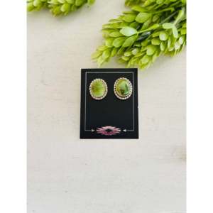 Pendientes Navajo Hechos a Mano con Turquesa de la Montaña Sonora y Plata de Ley, Artículo Coleccionable Cultural - Product Image 1