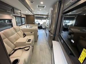 Meilleure vente - NOUVEAU Modèle 2027 F-o-r-e-s-t R-i-v-e-r Georgeatown Série 5 34M Prêt à être expédié avec livraison porte-à-porte - Product Image 4