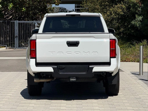 État Exceptionnel 2024 pour Tacoma TRD Sport Double Cab RWD Moteur Turbo Sièges en Cuir Intérieur Clair Toit Ouvrant Panoramique - Product Image 3