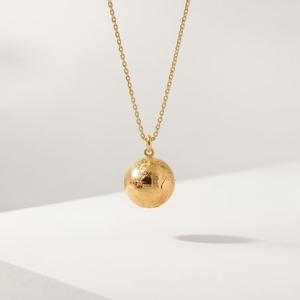 จี้ทรงโลกทองคำ 18K สำหรับผู้หญิง เครื่องประดับทองคำแท้ ทองรีไซเคิลอย่างยั่งยืน เครื่องประดับทันสมัย ผู้ผลิต OEM ประเทศไทย - Product Image 4