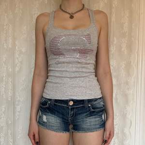 กางเกงยีนส์ขาสั้นเอวสูงสไตล์วินเทจสำหรับฤดูร้อน ผู้หญิงใส่สบาย ลำลอง เป็นมิตรกับสิ่งแวดล้อม ระบายอากาศได้ดี แต่งดีเทลขาดๆ ผลิตในบังกลาเทศ - Product Image 3