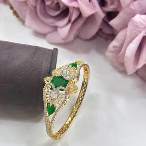 Bracelet fantaisie plaqué or de qualité supérieure avec des pierres de zircone cubique pour la collection de bijoux de mariage et de fiançailles, à porter pour les fêtes pour les femmes - Product Image 1