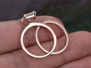 Anillo de Compromiso y Matrimonio con Moissanita Corte Esmeralda, Plata de Ley 925 con Baño de Oro, Anillo Clásico y Elegante para Novia - Product Image 5