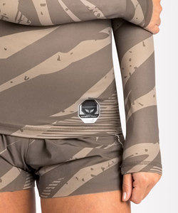 UFC Adrenaline Fight Week Rashguard à manches longues pour femme-Desert Camo - Product Image 2