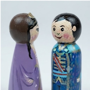 Figurines de couple traditionnelles en bois faites à la main, décoration de table culturelle, sculpture pour salon - Product Image 1