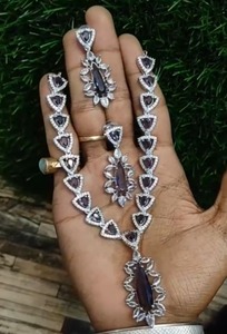 Collar y Aretes de Amatista con Diseño de Corazón, Estilo Real, para Vestidos de Noche y Eventos Formales, Disponible a Buen Precio - Product Image 3