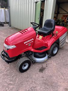 Tractor cortacésped a gasolina HF 2417 HTE premium de 102 cm (40 pulgadas) con motor OHC V-Twin de 530 cc, diseñado para céspedes de hasta 1,5 ha. - Product Image 5