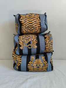 Ensemble de 3 trousses de maquillage décontractées légères en coton à imprimé animal (tigre) avec fermeture éclair et pochette organisatrice de cosmétiques pour les voyages - Product Image 5