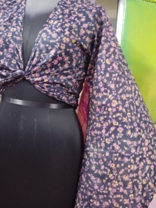 เสื้อครอปผ้าไหมทันสมัยพร้อมคอวีลึกแขนกระดิ่งยาวผูกด้านหน้าลำลองและสบายสำหรับการทำงานในกิจกรรมทางสังคม - Product Image 5