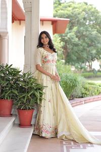Ensemble Lehenga choli prêt-à-porter avec broderie, Lehenga choli de mariage de créateur disponible à un prix abordable - Product Image 6