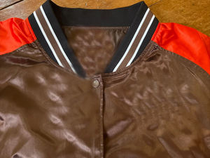 Chaqueta universitaria de satén personalizada de alta calidad El mejor material de satén 2025 Hombres Mujeres Diseño de chaquetas de béisbol con letras - Product Image 4