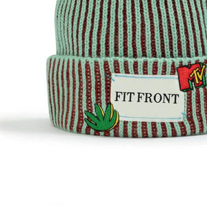 Gorros unisex cálidos y elegantes hechos de acrílico suave, perfectos para el uso en invierno, moda casual o para promoción de marca. - Product Image 6