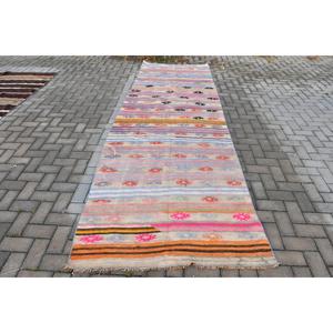 Tapis vintage, tapis turc de 3,9 x 11,8 pieds, tapis Kilim bleu rose avec motifs de plantes et d'arbres - Product Image 1