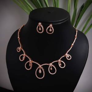 ชุดสร้อยคอวงกลมชุบทองทันสมัยสำหรับผู้หญิง ประดับด้วยเพชรคิวบิกเซอร์โคเนีย พร้อมต่างหูเข้าชุด สำหรับงานแต่งงาน/งานปาร์ตี้ เครื่องประดับแฟชั่นโลหะผสม - Product Image 1