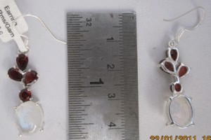 Boucles d'oreilles pendantes en pierre de lune arc-en-ciel naturelle et grenat pour femmes, en argent sterling 925 avec perle et diamant Shah Gems, pour mariages - Product Image 1