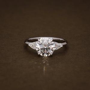 Anillo de Compromiso con Diamante Cultivado en Laboratorio, Corte Redondo y en Forma de Pera, 2.61 CTW, VVS, Certificado IGI, Anillo de Tres Piedras, Anillo Moderno, Anillo de Promesa - Product Image 4