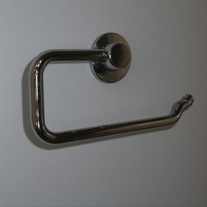 Soporte de papel higiénico de metal hecho a mano con base tallada de latón antiguo artesanal hecho a mano que ofrece acento decorativo para interiores - Product Image 1