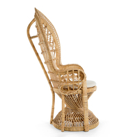 Chaise Grand Paon en rotin avec coussin d'assise Couleur naturelle Une chaise de salle à manger en rotin utilisée dans le cadre d'une fête d'hôtel de mariage