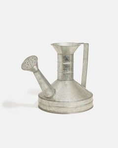 Bote de agua de metal de hierro hecho a mano con acabado antiguo en relieve floral para uso rústico en el hogar y el jardín riego de plantas - Product Image 3