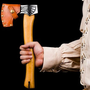 Hache à tête en acier à haute teneur en carbone, motif Valkyrie gravé, hache barbue, manche en bois, prise en main parfaite, qualité industrielle, personnalisable pour le bricolage - Product Image 3