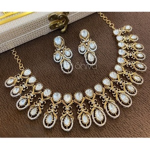 Ensemble de collier en pierre plaqué or Moissanite de haute qualité Boucles d'oreilles pour femmes Bijoux de créateur pour vêtements de mariage - Product Image 2