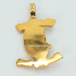 Explore nuestra impresionante colección de colgantes de joyería de hip hop personalizados hechos a mano en oro amarillo de 14K con diamantes VVS hechos en laboratorio - Product Image 5