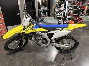 Disponible dès maintenant : Nouvelles motos de motocross RM-Z250 2025 en stock - Product Image 2