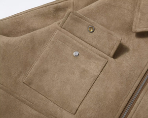 ออกแบบโลโก้ OEM ตามสั่ง เสื้อแจ็คเก็ตผู้ชายคุณภาพสูง ปกคอพับ มีกระเป๋า ซิปปิด แจ็คเก็ตหนังกลับ แจ็คเก็ตบอมเบอร์ - Product Image 5