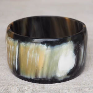 Brazalete de Cuerno de Búfalo Pulido Ecológico - Diseño Moderno, Material Sostenible y de Origen Ético de MN EXPORTS - Product Image 1
