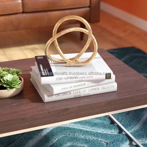 Sculpture en boucle dorée décorative en métal pour le salon, la chambre et la décoration intérieure. - Product Image 3