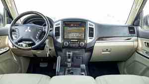 Sedán 2024 con Motor de Gasolina 4L/8L, Caja de Cambios Manual y Automática, Asientos de Cuero, Cámara Trasera, Volante a la Izquierda - Product Image 6