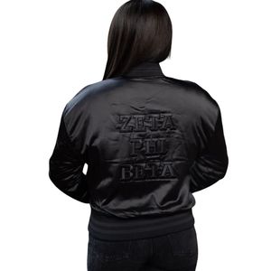 Blouson aviateur en satin noir avec lettres grecques en relief Vêtements d'extérieur de sororité unisexe pour la mode grecque élégante et décontractée - Product Image 2