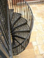 Escalier en colimaçon préfabriqué en fer moderne, durable et personnalisable avec rampe en fer forgé, escalier circulaire extérieur