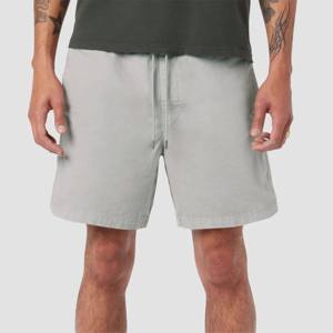 Pantalones cortos grises con cordón para hombre, elegantes y funcionales con ajuste ajustable, ideales para entrenamientos de gimnasio - Product Image 5