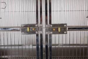 Op Maat Gemaakte 3-Tier Grote Zware Smeedijzeren Houten Vogelkooi Stalen Duivenhuis Met Knoopsluiting Voor Papegaaien Buitenvolière - Product Image 4