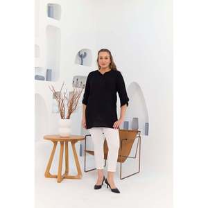 Tunique noire grande taille avec poches et détails aux manches, en voile de viscose et fente latérale - Product Image 5