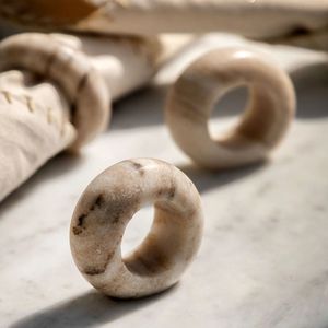 Anneau de serviette en marbre au design simple et écologique pour une décoration de table minimaliste, offrant une utilisation pratique et élégante - Product Image 3