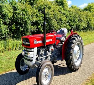 Nous proposons des tracteurs Massey Ferguson 135 4x4 haute performance, disponibles en stock à la vente. - Product Image 4